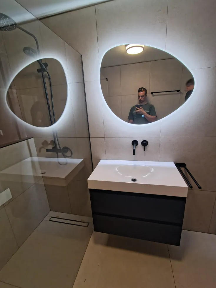 Afgemaakte badkamer met Dyon