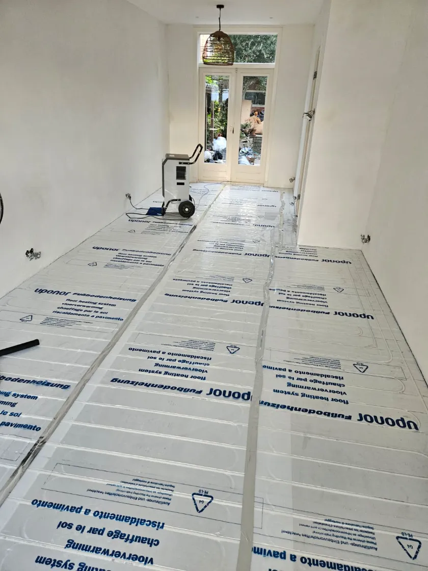 Lege woonkamer voor de verbouwing
